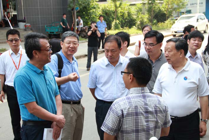 國家科學(xué)技術(shù)獎勵工作辦公室專家組專家 及武漢大學(xué)對地觀測與導(dǎo)航技術(shù)創(chuàng)新團隊成員 與卓越科技董事長曹民先生正進行親切地交流